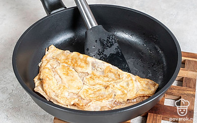 Еще раз смажьте лаваш 1 ст.л. воды и сверните пополам.