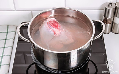Чтобы сварить бульон, залейте мясо двумя литрами воды и поставьте кастрюлю на сильный огонь. Положите лавровый лист. Посте того как бульон закипит, уменьшите огонь и варите мясо примерно полчаса.