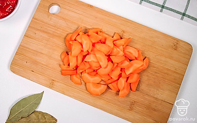 Морковь порежьте на полукружки.