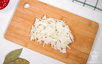 Лук порежьте на полукольца.