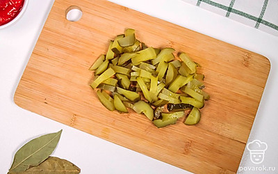 Мелко нарежьте соленые огурцы.
