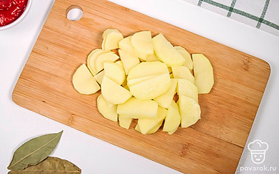 Измельчите картофель.