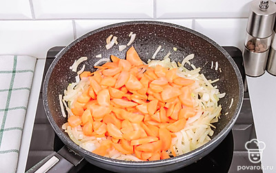 Обжарьте на сковороде с растительным маслом половину лука и морковь.