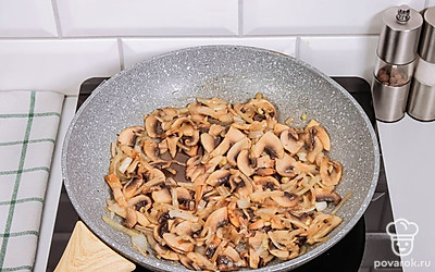 Нарежьте шампиньоны тонкими пластинками и обжарьте их на сковороде с оставшимся луком.
