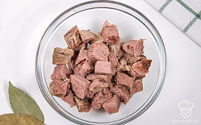 Отваренное мясо нарежьте средними кубиками.