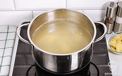 К кипящему бульону отправьте картофель и мясо, готовьте 5 минут.