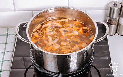 Переложите в рассольник обжаренные овощи и шампиньоны. Добавьте специи и перемешайте.