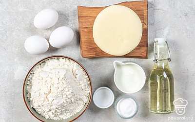 Помойте яйцо. Просейте муку. Застелите противень пергаментной бумагой. Разогрейте духовку до 180°C.