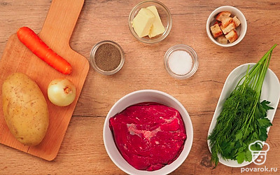 Вымойте все овощи. Нарежьте мелко лук и морковь, картофель — произвольно. Промойте мясо и обсущшите на бумажных полотенцах. Зелень вымойте, обсушите на бумажных полотенцах и мелко нарежьте.