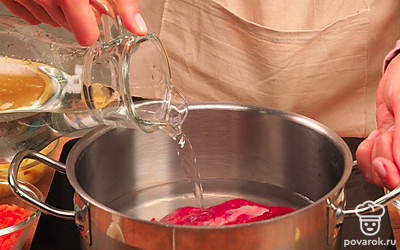 Сварите бульон. Выложите мясо в кастрюлю и залейте 2 л чистой воды. Варите мясо на среднем огне после закипания 40 минут. Нарежьте говядину небольшими кусочками.