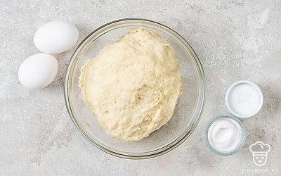 Смешайте в миске мацони, яйцо, растительное масло, соль и соду. Постепенно всыпьте муку и замесите тесто. Когда оно станет гладким и эластичным, скатайте его в шар и отправьте под пленку в холодильник на 30 минут.