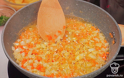 Обжарьте лук и морковь. На сковороде разогрейте сливочное масло, добавьте лук и морковь. Пассеруйте до прозрачности лука, приблизительно 5-7 минут.