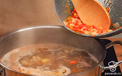 Добавьте в бульон все продукты и сварите похлебку. Картошку отправьте в бульон и варите до готовности около 10 минут. Разомните зажарку из лука и моркови. Отправьте мясо и зажарку в бульон и варите еще 5 минут.