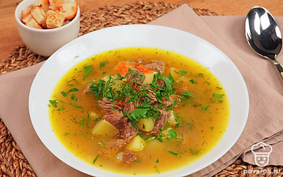 Подавайте похлебку с мясом с домашними сухариками или гренками. Перед подачей посыпьте свеженарезанной зеленью.