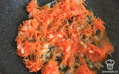 На разогретую сковородку вылейте оливковое масло и отправьте туда лук и морковь. На среднем огне обжаривайте около 3 минут. Далее в сковородку высыпьте все мясные изделия.