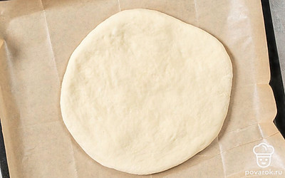 Положите заготовку на противень и отправьте в духовку на 20 минут. Тем временем натрите сыр и хорошо перемешайте с яйцом и мацони. Покройте хачапури толстым слоем намазки и запекайте еще 15 минут.