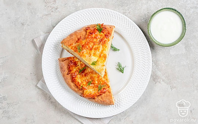 Достаньте хачапури из духовки и сразу же смажьте сливочным маслом. Разрежьте на порционные кусочки. Подавайте с мацони и свежей зеленью.