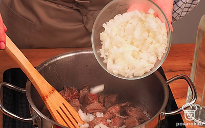 Пожарьте мясо. В кастрюле разогрейте масло, выложите кусочки мяса и обжарьте около 3-5 минут до золотистого цвета. Затем добавьте лук и готовьте еще 3 минуты. Не забывайте перемешивать.