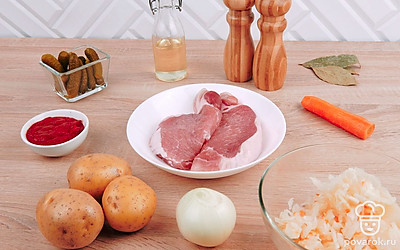 Разморозьте мясо. Помойте овощи, почистите морковь, очистите лук от шелухи.