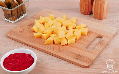 Почистите картофель и нарежьте кубиками.