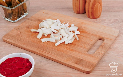 Мелко нарежьте лук.