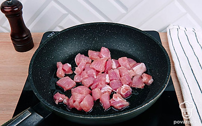 Разогрейте сковороду с растительным маслом. Обжарьте мясо с двух сторон.
