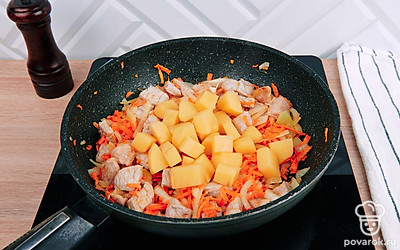 Добавьте еще немного растительного масла и выложите картофель. Перемешайте.