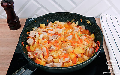 Добавьте капусту, перемешайте, влейте немного воды и тушите под закрытой крышкой. Посолите и поперчите по вкусу.