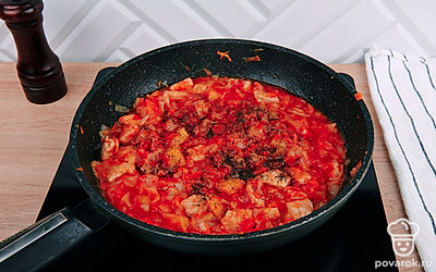 Добавьте томатную пасту, мелко нарезанные соленые огурцы и специи по вкусу за несколько минут до готовности.