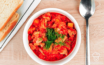 Подайте солянку, украсив рубленой зеленью.