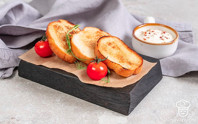 Гренки из батона с чесноком на сковороде — Рецепт с фото