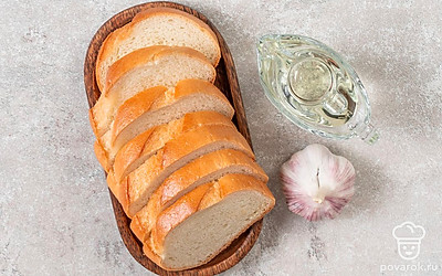 Очистите чеснок от шелухи. 