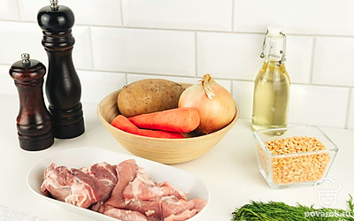 Помойте овощи, очистите лук. Сполосните мясо. Горох сварится быстрее, если замачивать его от 2 до 7 часов.