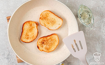 Обжарьте до золотистой корочки на огне чуть выше среднего, затем переверните и дождитесь, пока подрумянится вторая сторона.