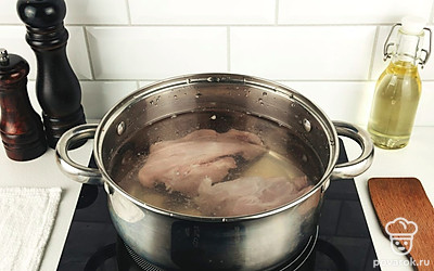 Залейте свинину водой и варите до готовности. Посолите.