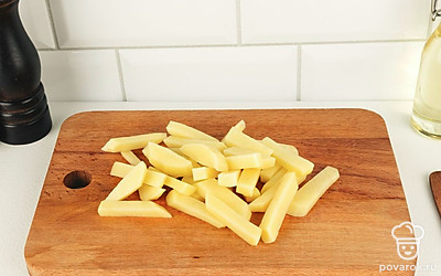 Нарежьте картофель небольшими кусочками, лук — тонкими полукольцами. Морковь удобно потереть на терке, используйте крупную.