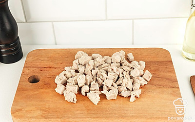 Готовую свинину нарежьте кусочками.