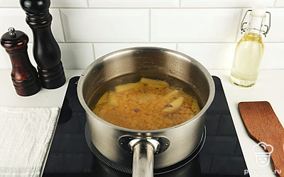 В кастрюлю налейте 2-2,5 литра воды, выложите в нее горох и поставьте на огонь. Доведите до кипения и варите 10 минут. Затем добавьте картофель и варите на маленьком огне около 20 минут до готовности овощей.