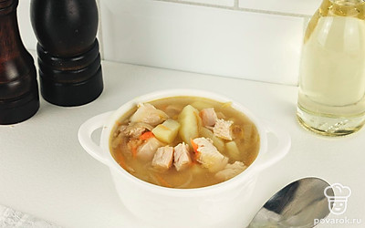 Перед подачей украсьте суп свежей зеленью.