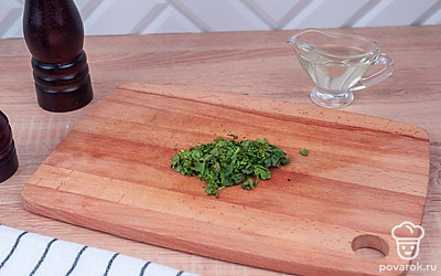 Подготовьте овощи для щей: картофель и репчатый лук нарежьте кубиком, морковь – полукольцами. Шампиньоны нарежьте тонкими пластинами, нашинкуйте капусту и мелко нарежьте свежую петрушку.