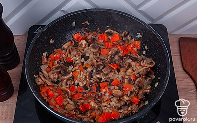 На сковороде с растительным маслом обжарьте репчатый лук, морковь и шампиньоны.