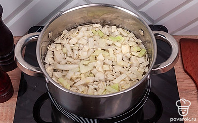 Выложите в кастрюлю нашинкованную капусту и нарезанный картофель. Залейте водой, поставьте на огонь и доведите до кипения.