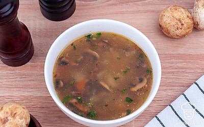 Подавайте постные щи сразу после приготовления в порционных тарелках.