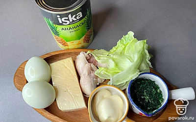 Сварите яйца и 2 голени или половину куриной грудки. Яйца очистите от скорлупы.