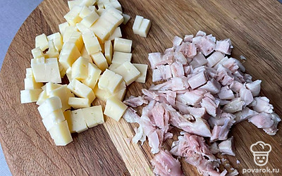 Нарежьте мясо и сыр на кубики.