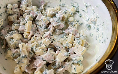 Смешайте с майонезом и укропом, слегка посолите.