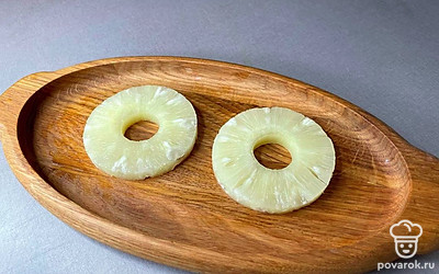 Соберите закуску: в основу положите колечко ананаса.