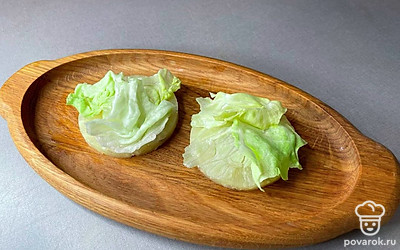 На него положите салатный лист.