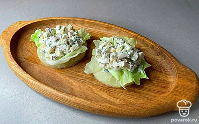 На салат выложите курочку и сыр в майонезе.