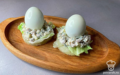А потом поставьте в серединку целое вареное яйцо. Готово!